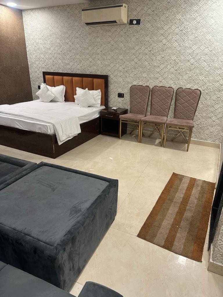 Ceremony Hotel And Banquets Фаридабад Екстериор снимка
